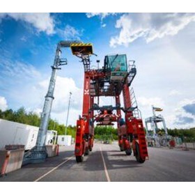 Electric Straddle Carrier with Zero Emissions