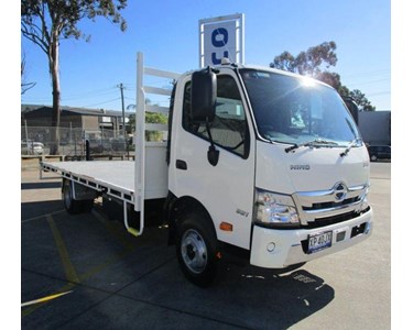 Hino - Used Tray Truck | 300 Series 921 Tray (White) UP10860 