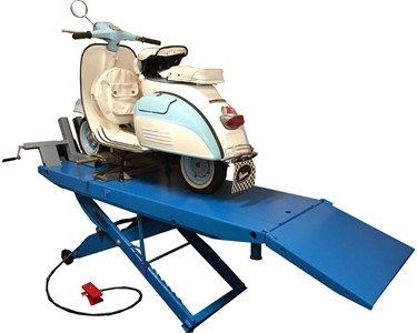 AAQ Autolift - Motorcycle Hoist & Lift | 243612 Air operated motorcycle hoist 500kg