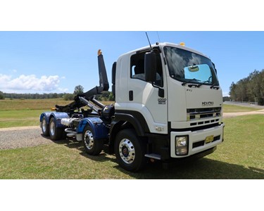 Isuzu - Used Hooklift Truck | FYJ 2000 Auto 8x4