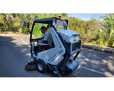 Conquest - Electric Street Sweeper (Ride-On Cleaning Machine) HDSS200