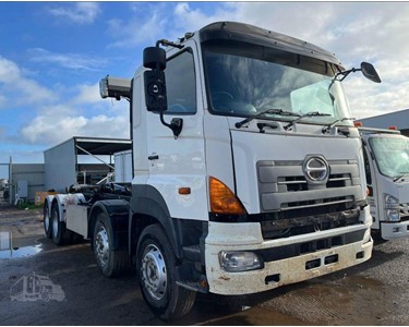 Hino - Hooklift Truck | 2013 HINO 700 3241 