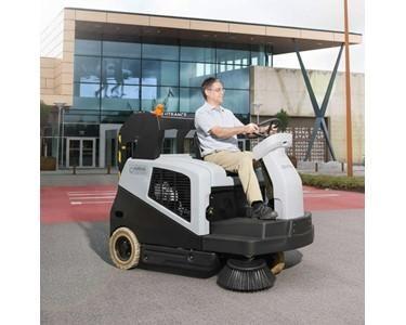 Nilfisk - Ride-On Sweeper | Battery Hybrid