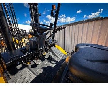 UN Forklift - Forklift for Hire | 3.5T Rough Terrain 4WD | FD35T-DNJE1