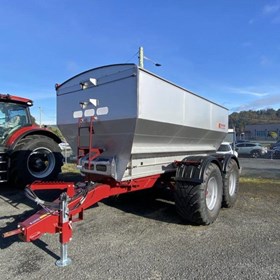 Trailing Dry Fertiliser Spreaders | GILTRAP 15T-12401 