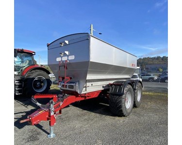 Trailing Dry Fertiliser Spreaders | GILTRAP 15T-12401 